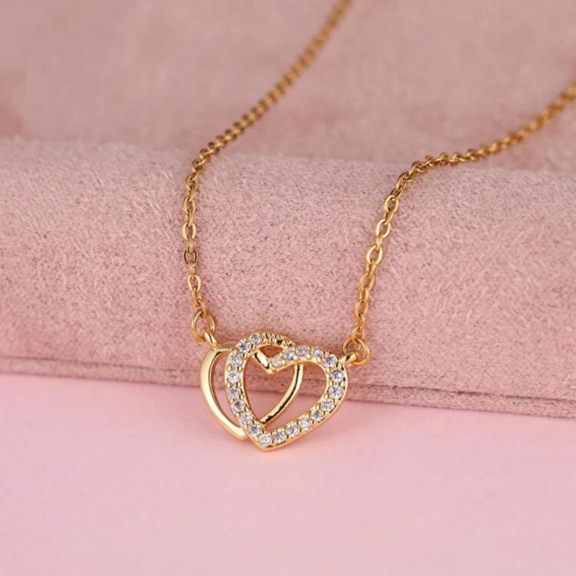 Collar de Corazones Entrelazados con Circonitas Cúbicas