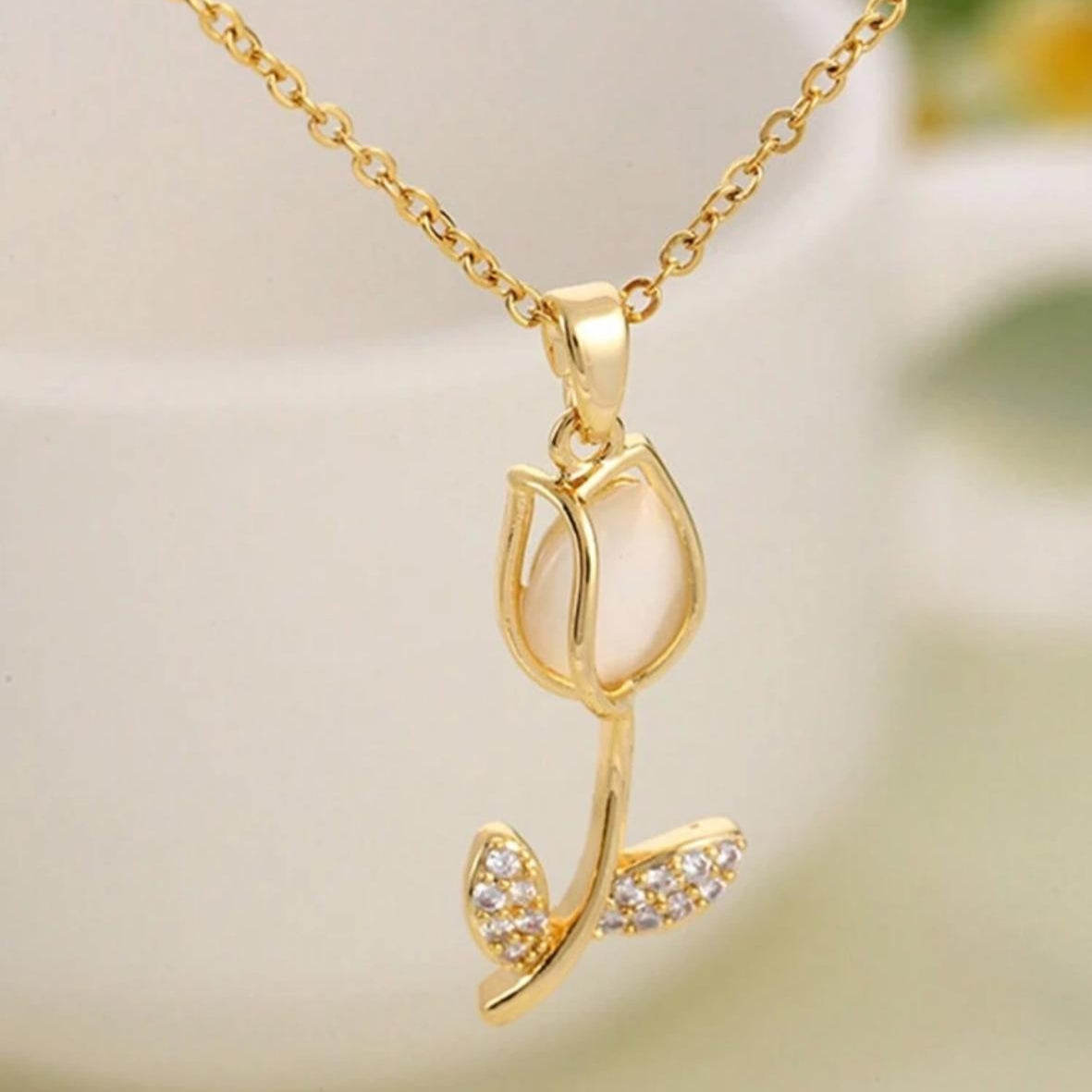 Collar con Dije de Tulipán