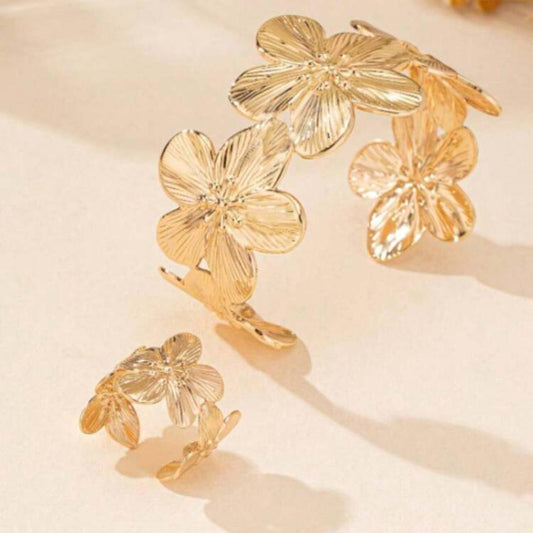 Set de Pulsera Tipo Brazalete y Anillo de Flores