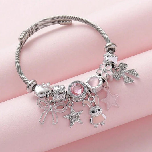Pulsera Con Dijes / Charms Plateados y Rosados de Lazos, Estrellas, Peluche Conejo, Flor y Corazones