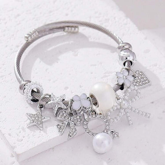 Pulsera Con Dijes / Charms Plateados y Blancos De Gato, Lazos, Estrellas, Mariposa, Flor y Corazón