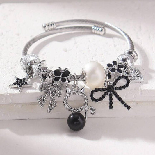 Pulsera Con Dijes / Charms Plateados y Negros De Gato, Lazos, Estrellas, Mariposa, Flor y Corazón