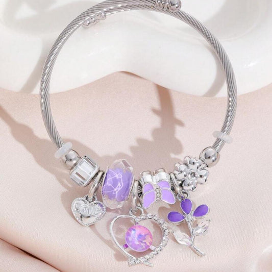 Pulsera Con Dijes / Charms Plateados y Morados de Mariposa, Flor y Corazones
