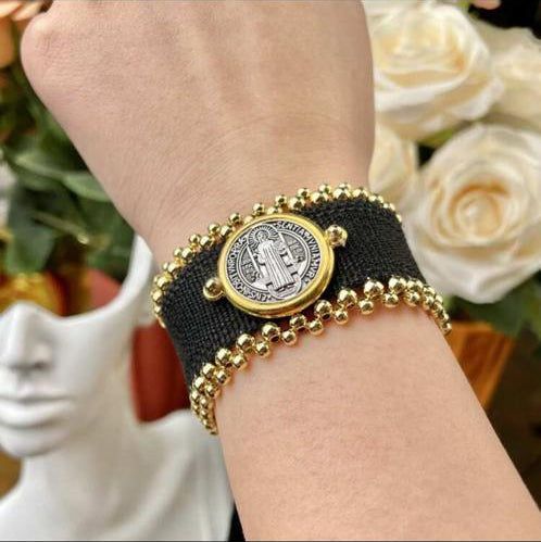 Pulsera Tejida Negra con Dije de San Benito