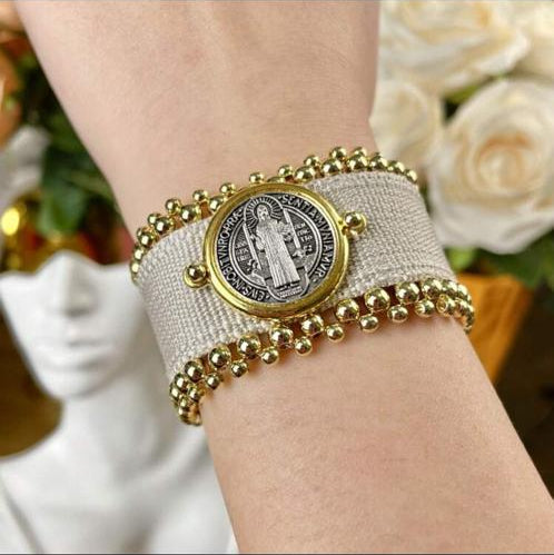 Pulsera Tejida Gris con Dije de San Benito