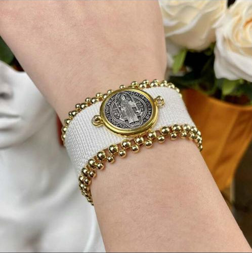 Pulsera Tejida Blanca con Dije de San Benito