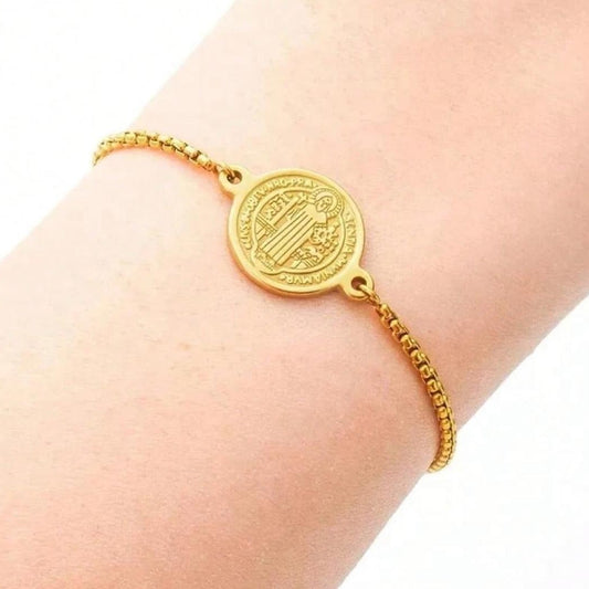 Pulsera Ajustable con Dije de San Benito Dorada