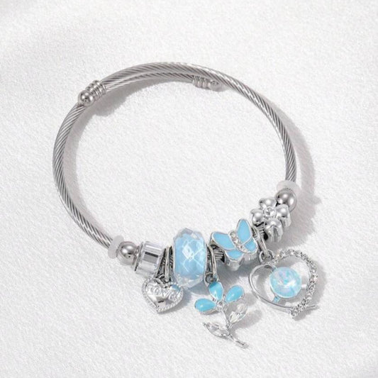 Pulsera Con Dijes / Charms Plateados y Azules de Mariposa, Flor y Corazones