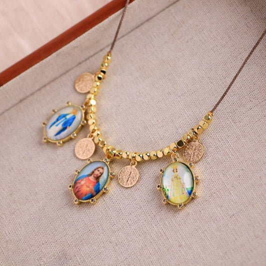 Collar Con 3 Dijes Principales Virgen Milagrosa, Sagrado Corazón de Jesús y Virgen del Valle y 4 Dijes de Medalla San Benito