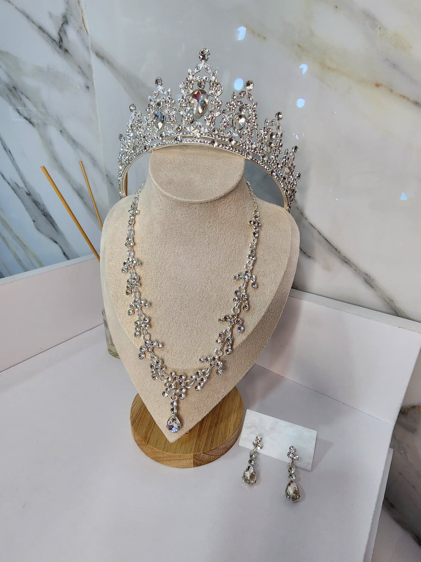 Corona con Collar y Zarcillos (15 Años u Otros)