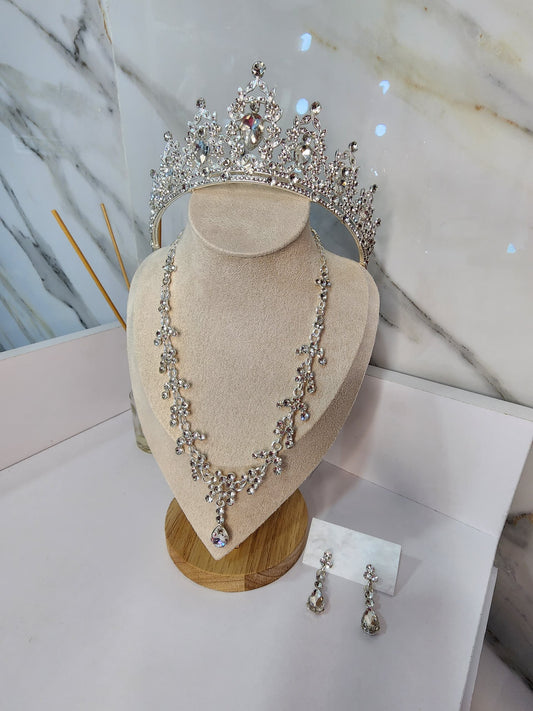 Corona con Collar y Zarcillos (15 Años u Otros)