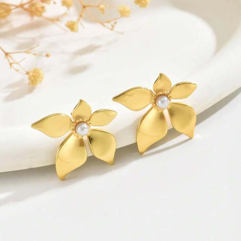 Zarcillos de Flor con Perla en el Centro