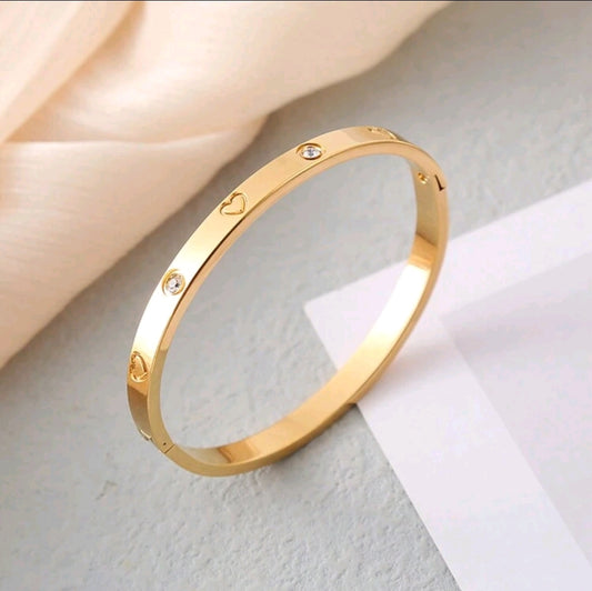 Pulsera Brazalete Dorado Con Corazones Y Diamantes