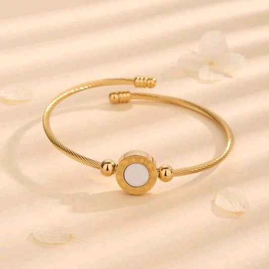 Pulsera Brazalete Con Detalle Circular Nacarado Y Números Romanos