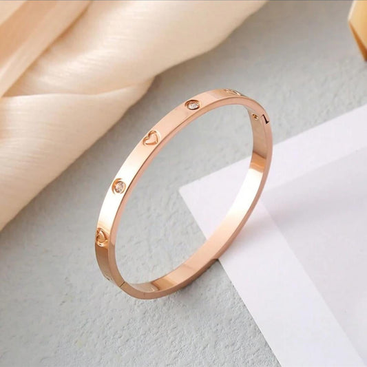 Pulsera Brazalete Gold Rosé Con Corazones Y Diamantes