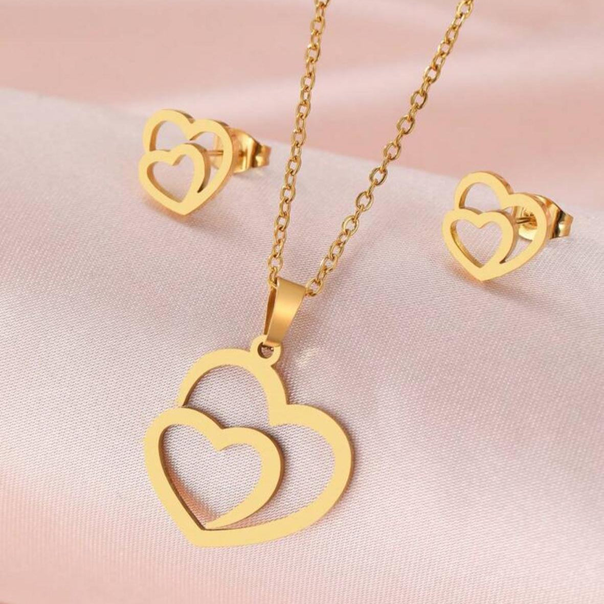 Set De Collar Y Zarcillos Con Dos Corazones