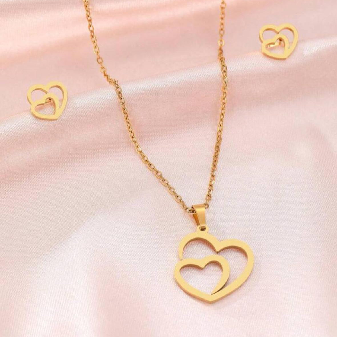 Set De Collar Y Zarcillos Con Dos Corazones