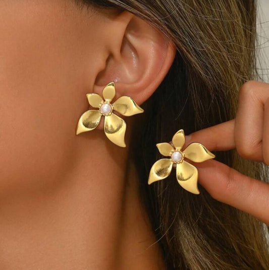 Zarcillos de Flor con Perla en el Centro